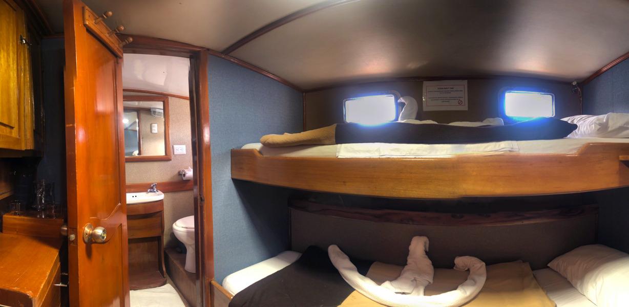 Camarote con baño interno en el crucero Golondrina