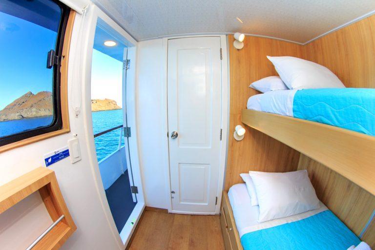 Cabina doble con dos camas en el crucero de Buceo Aqua Galapagos