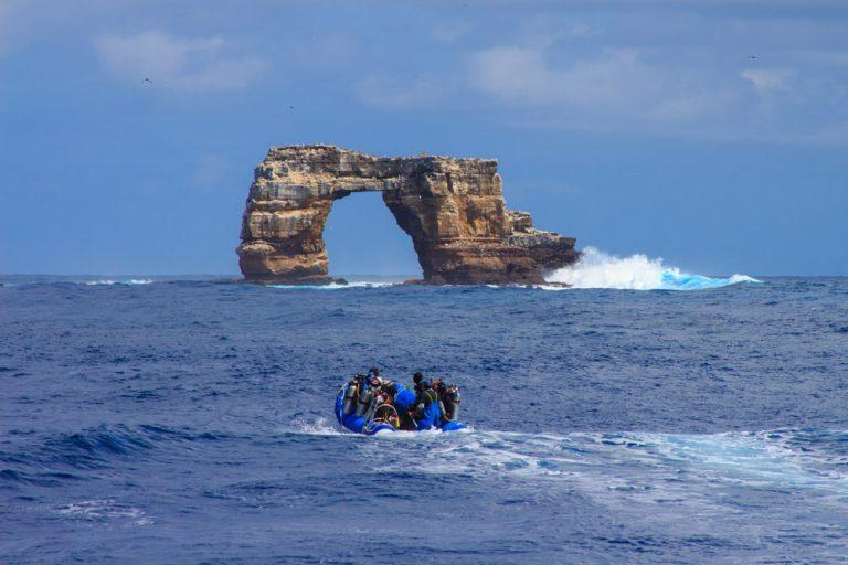 Canoa de buceo en el crucero de Buceo Aqua Galapagos