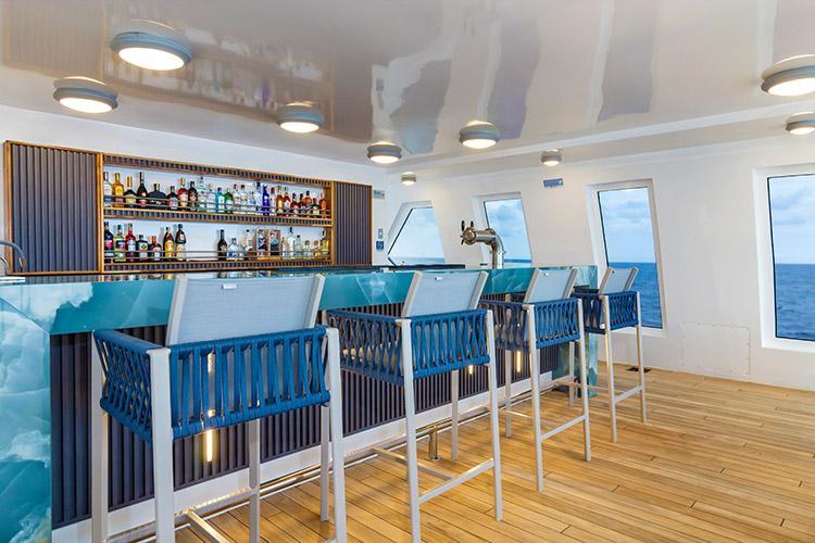 Área de bebidas en el crucero Cormorant II