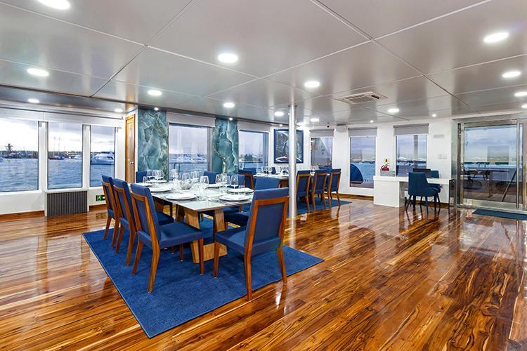 Comedor interior en el crucero Cormorant II