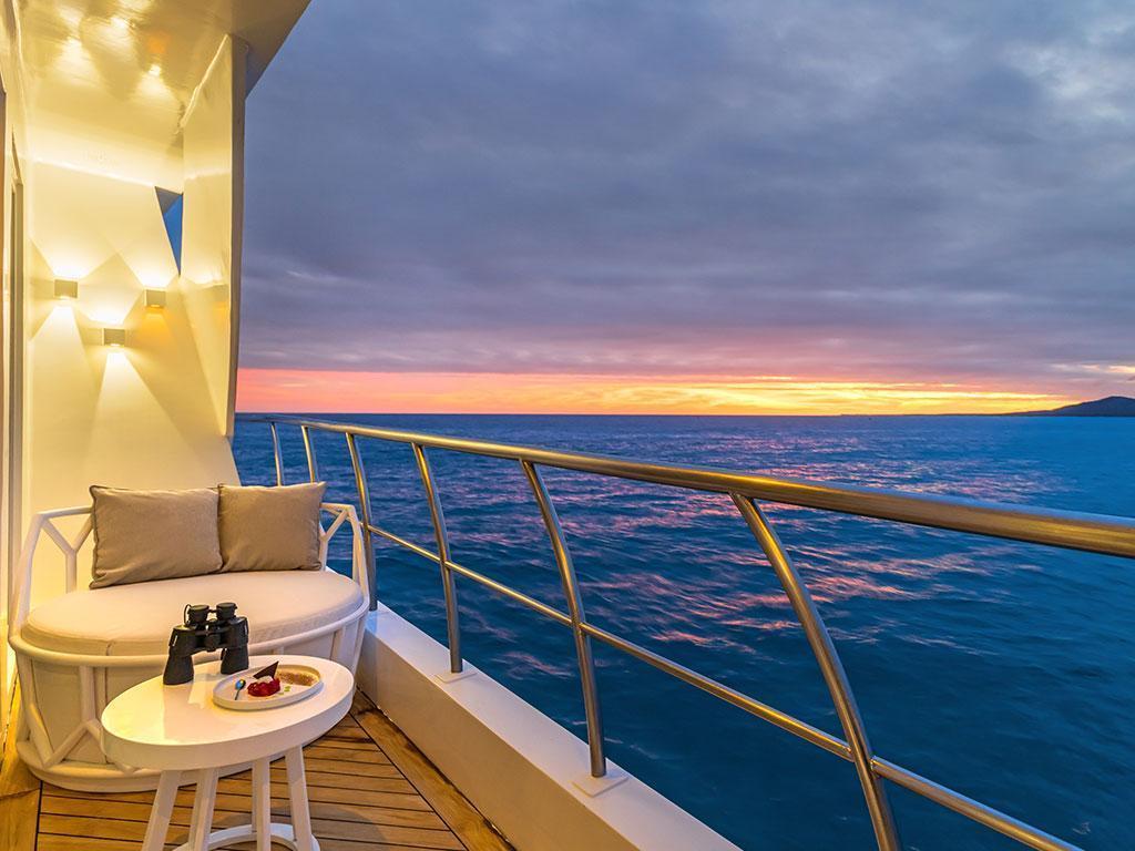 Balcón privado con vista al mar en el Catamarán Galápagos Elite