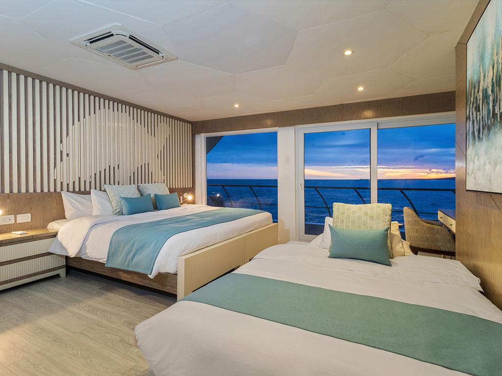 Cabina con doble cama en el Catamarán Galápagos Elite