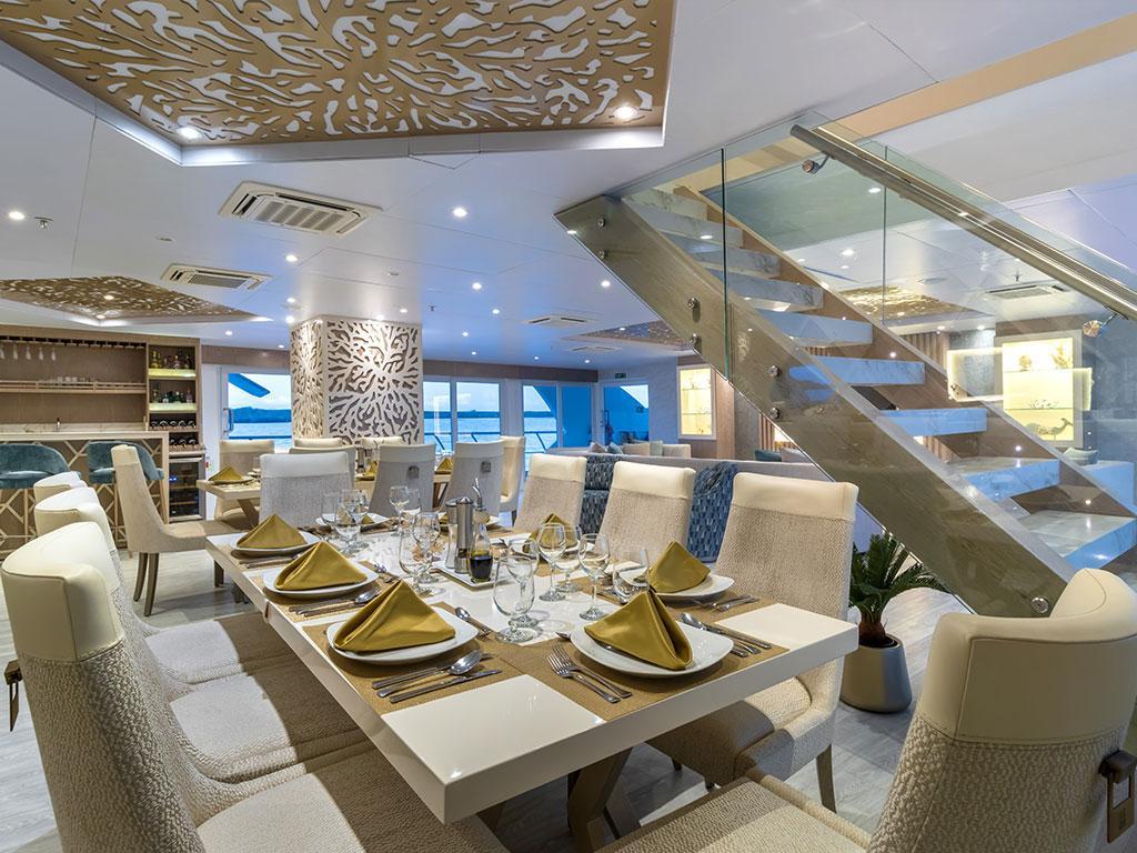 Comedor equipado de lujo en el Catamarán Galápagos Elite