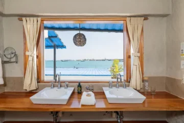 Área de baño con vista al mar en el Red Mangrove Adventure Lodge