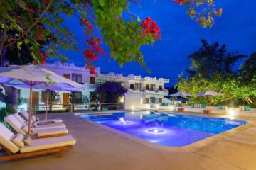 Piscina con luces en el hotel de fiestas en Galápagos