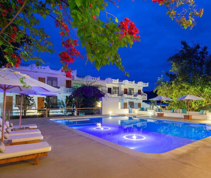 Piscina con luces en el hotel de fiestas en Galápagos