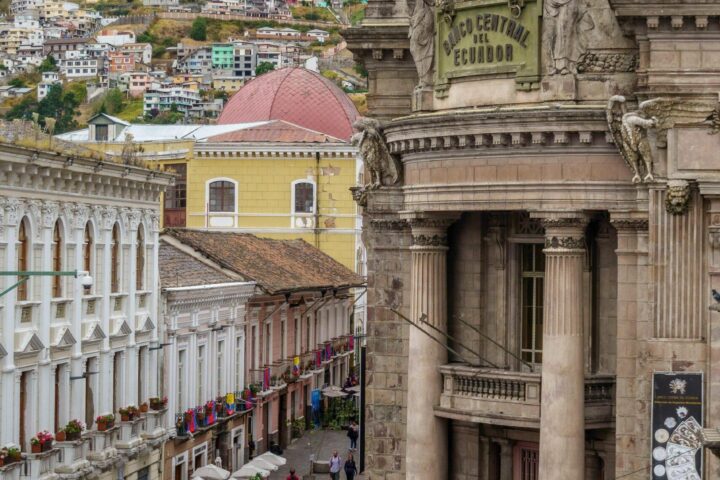 vista al panecillo en quito