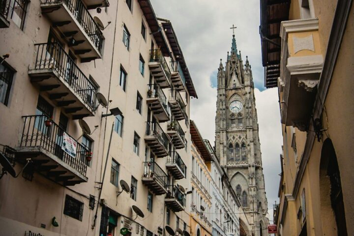 vista calles a la catedral de quito