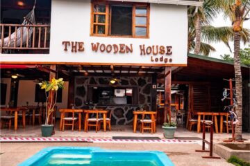 Zona libre con piscina en el hotel The Wooden House Lodge