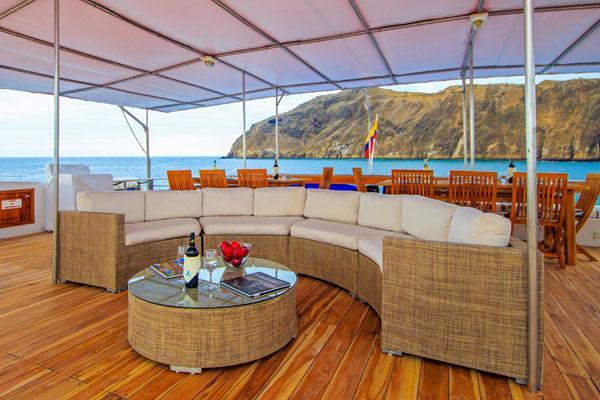 Furnished social area at cruise Archipel 1