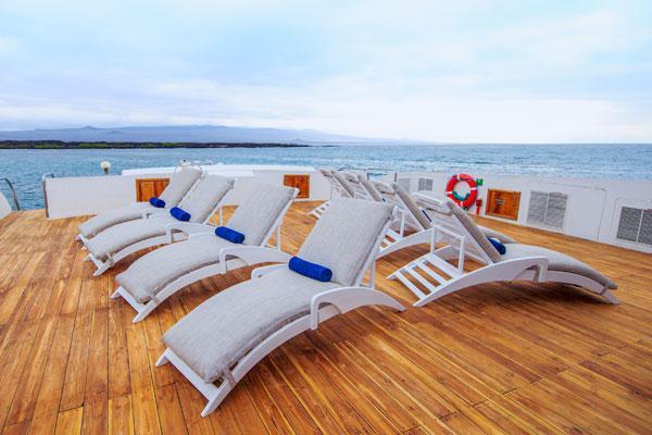 outdoor loungers at cruise Archipel 1
