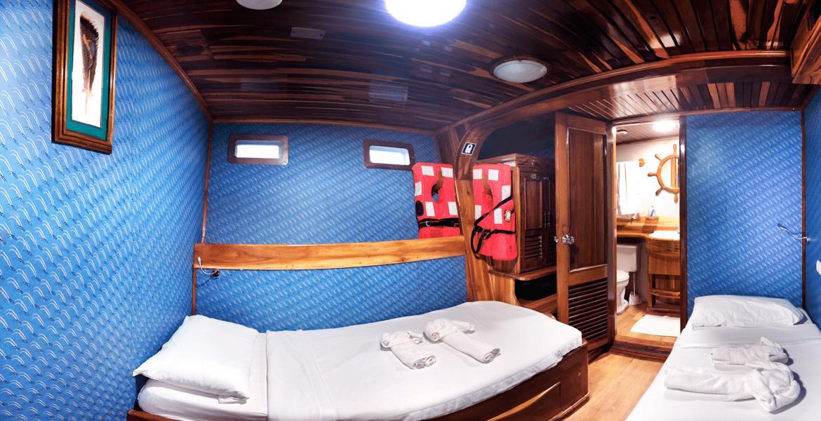 cabin for 2 people on the Fragata yacht