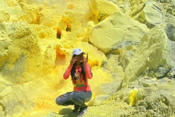 tourist in mines sulfur sierra negra