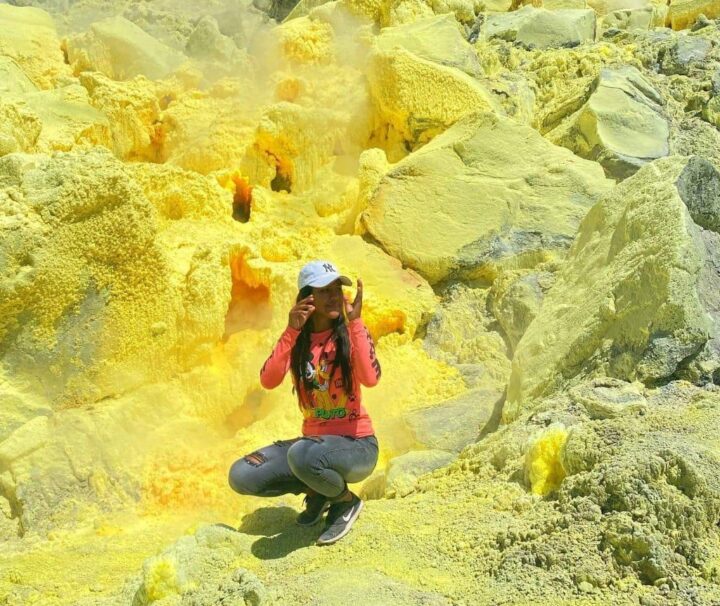 tourist in mines sulfur sierra negra