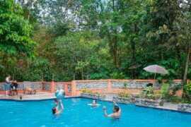 Swimming pool with recreational activities in El Carmelo de Mindo